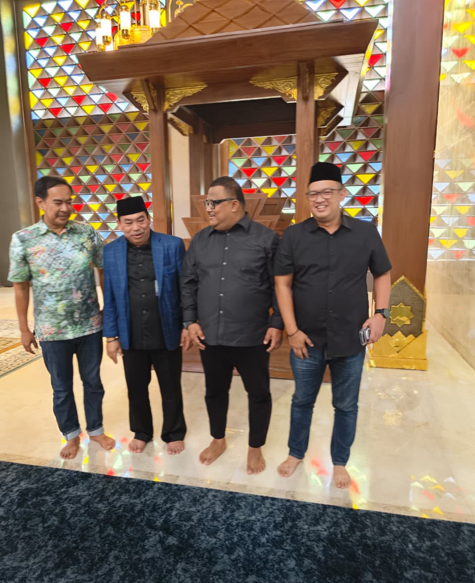 Dalam rangka Mukab IX Kadin Kabupaten Bogor, Panitia dan Ibu Ketua KADIN Kab. Bogor melaksanakan Sholat Azhar dan Doa Bersama di Masjid Nurul Wathon.